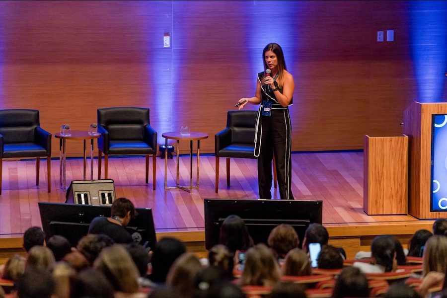 Dra. Roberta Naumann em aula para uma plateia de médicos no congresso