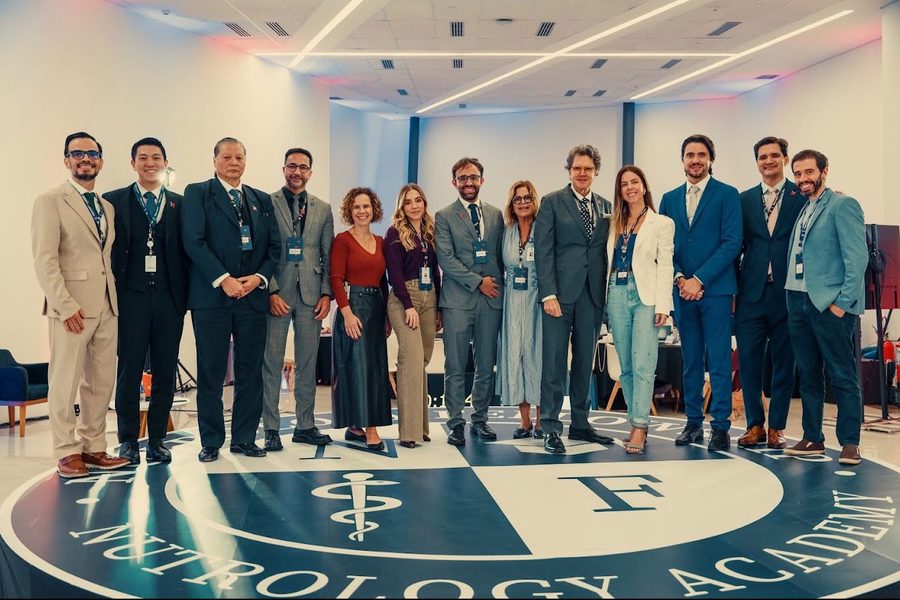 Dra. Roberta Naumann com o corpo docente da Nutrology Academy