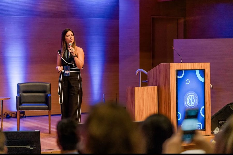 Dra. Roberta Naumann palestrando no Congresso Internacional de Nutrologia